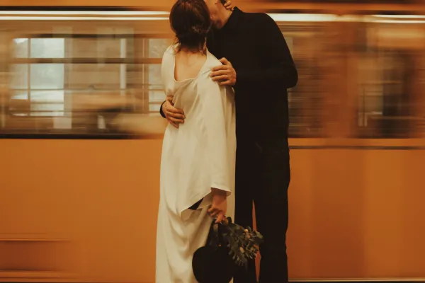 기차-옆에-서-있는-남자와-여자