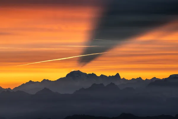 해질녘-산맥-위를-비행하는-비행기